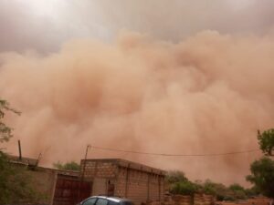 Front de poussière arrivant sur la ville de Niamey